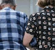 oude20vrouw20steunt20man20rug
