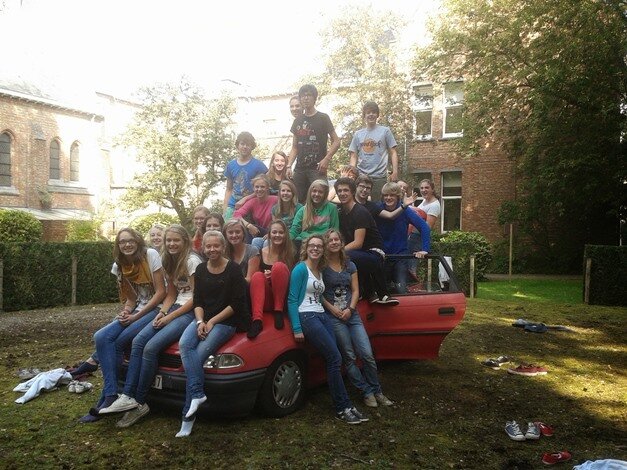 web groepsfoto op auto