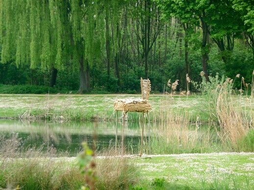 P1070904 stoel in vijver web